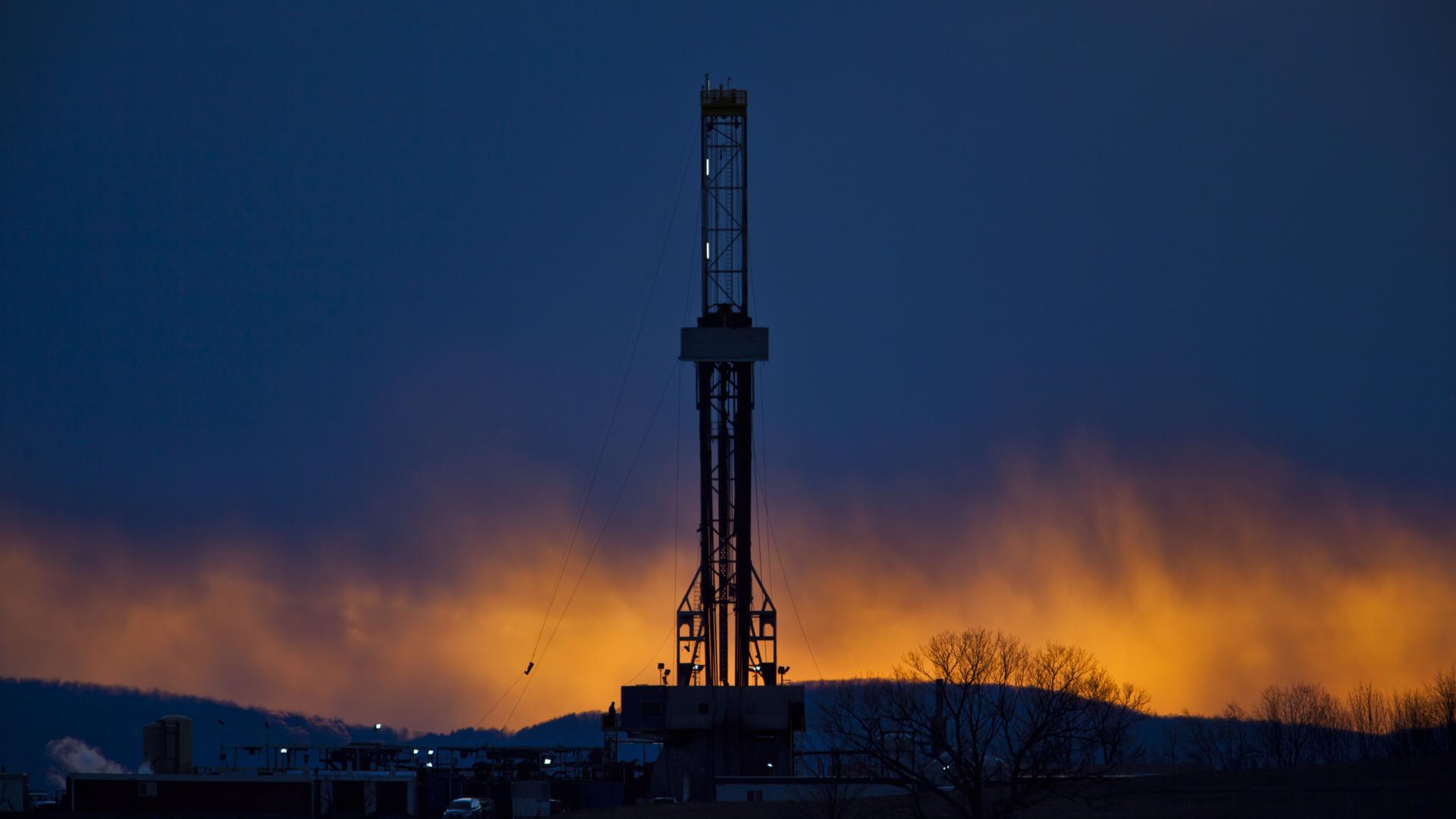 Der Bohrturm einer Ölförderplattform, die nach dem Prinzip des „Fracking“ arbeitet, ist in Tunkhannock als Sillhouette zu sehen.