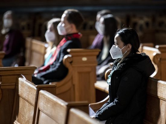Besucher des Evangelischen Gottesdienst zum Ostersonntag sitzen mit Maske im Berliner Dom. Trotz der hohen Corona-Zahlen in Berlin und Brandenburg finden zu Ostern Präsenzgottesdienste statt. 