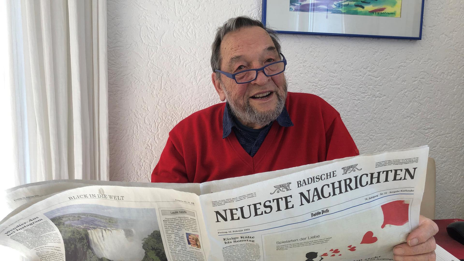 Leserbriefschreiber Heiner Lichti  aus Durlach hält eine Ausgabe der BNN in den Händen.  