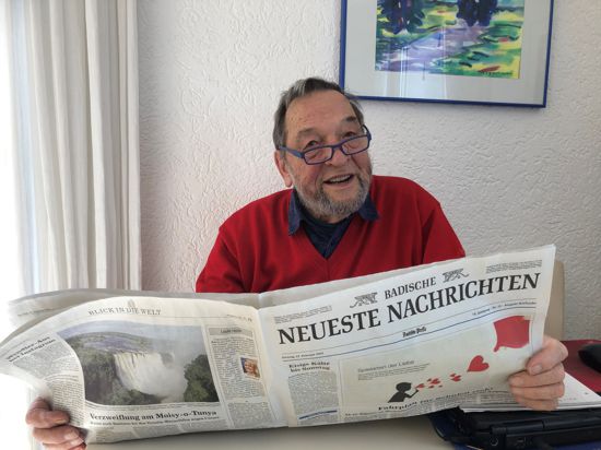 Leserbriefschreiber Heiner Lichti  aus Durlach hält eine Ausgabe der BNN in den Händen.  