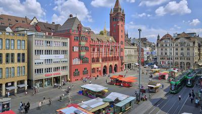 Blick über den Basler Marktplatz auf das Rathaus
