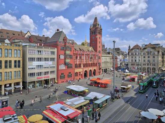 Blick über den Basler Marktplatz auf das Rathaus