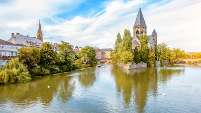  Metz liegt an der Mosel, der Fluss umschließt die Stadt mit seinen Armen.
