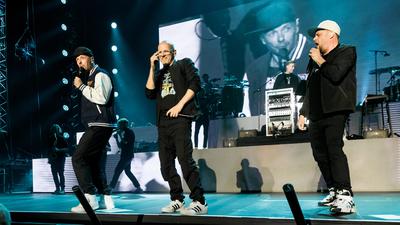 Michael Beck (von links nach rechts), Thomas D und Smudo performen beim Auftakt der Deutschland-Tour der Hip-Hop-Gruppe „Die Fantastischen Vier“. Im Hintergrund ist And.Ypsilon.