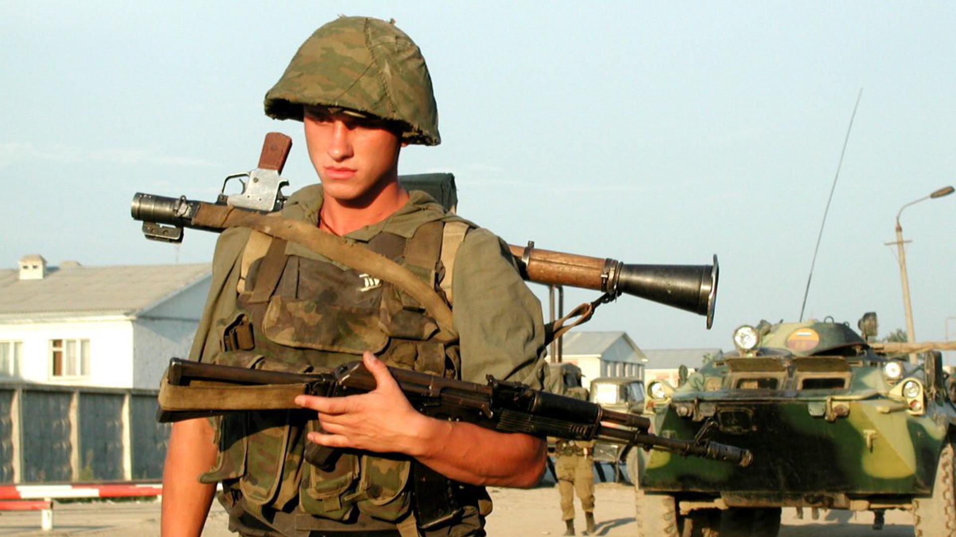 Ein russischer Soldat mit einem Maschinengewehr in der Hand.