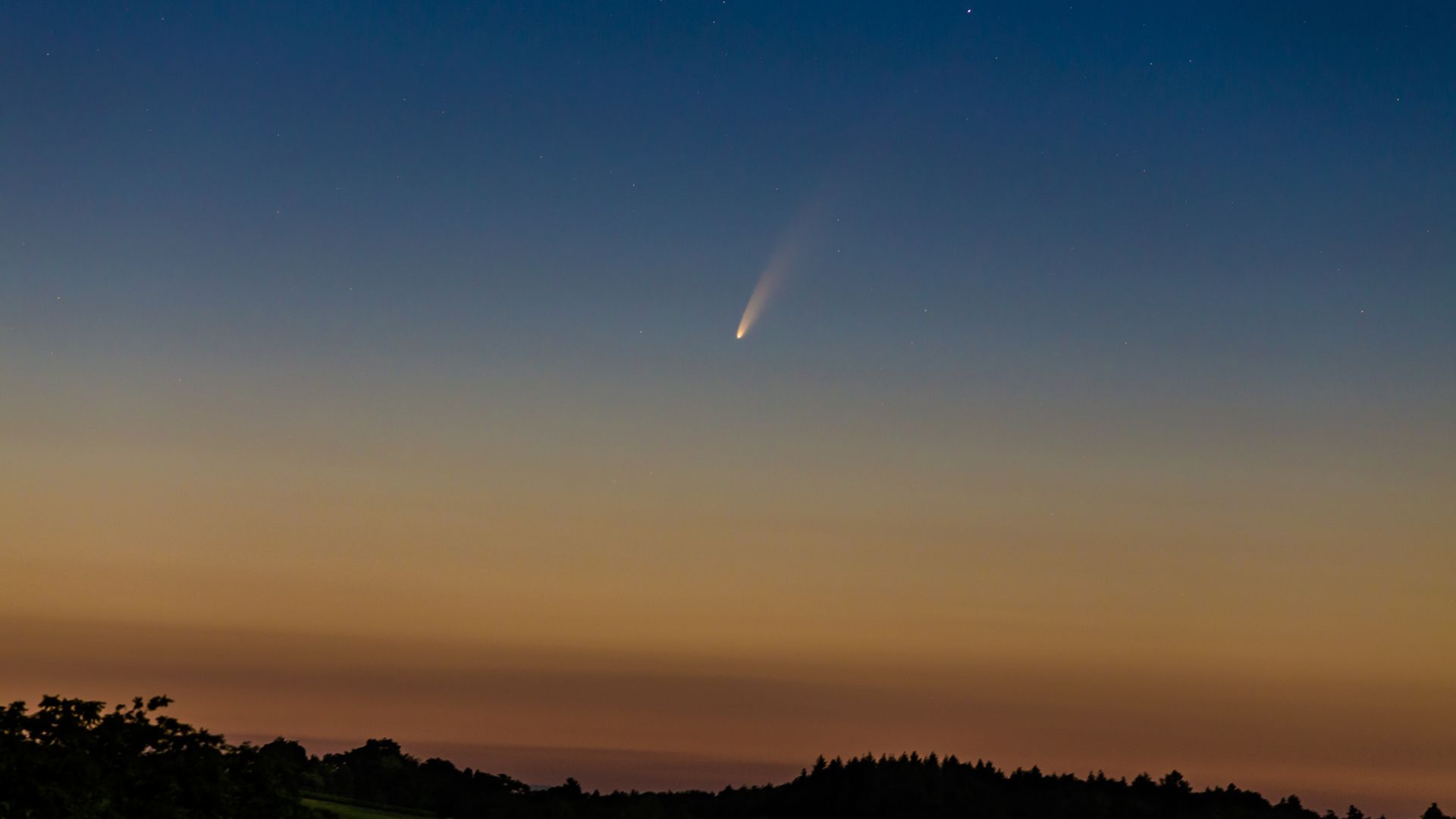 Faszinierendes Schauspiel am nächtlichen Himmel: Dem BNN-Leser Rainer Mannoff gelang diese beeindruckende Aufnahme des Kometen Neowise in der Nähe von Weingarten.