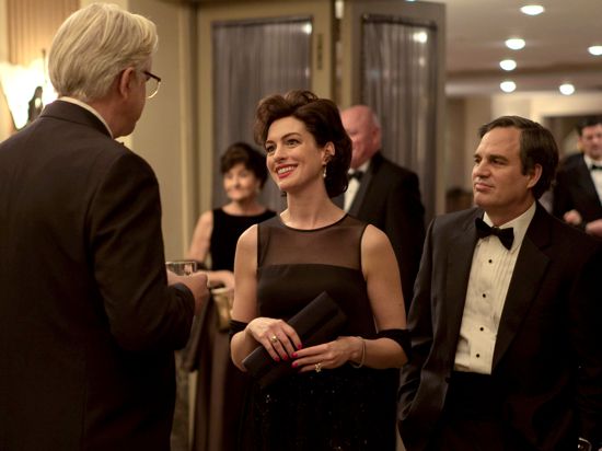 Bilott (Mark Ruffalo, rechts ) und seine Frau (Anne Hathaway) befinden sich auf einem gesellschaftlichen Aufstiegskurs in einer Szene aus „Vergiftete Wahrheit“ (undatiert).