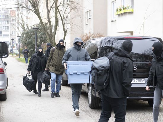 Berlin: Polizisten gehen im Stadtteil Kreuzberg zu einem Mehrfamilienhaus.