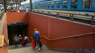 Fahrgäste verlassen nach einer Fahrt mit einem Zug der tschechischen Eisenbahngesellschaft auf einer Linie von Berlin nach Prag den Bahnsteig am Hauptbahnhof in Prag.