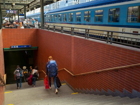Fahrgäste verlassen nach einer Fahrt mit einem Zug der tschechischen Eisenbahngesellschaft auf einer Linie von Berlin nach Prag den Bahnsteig am Hauptbahnhof in Prag.