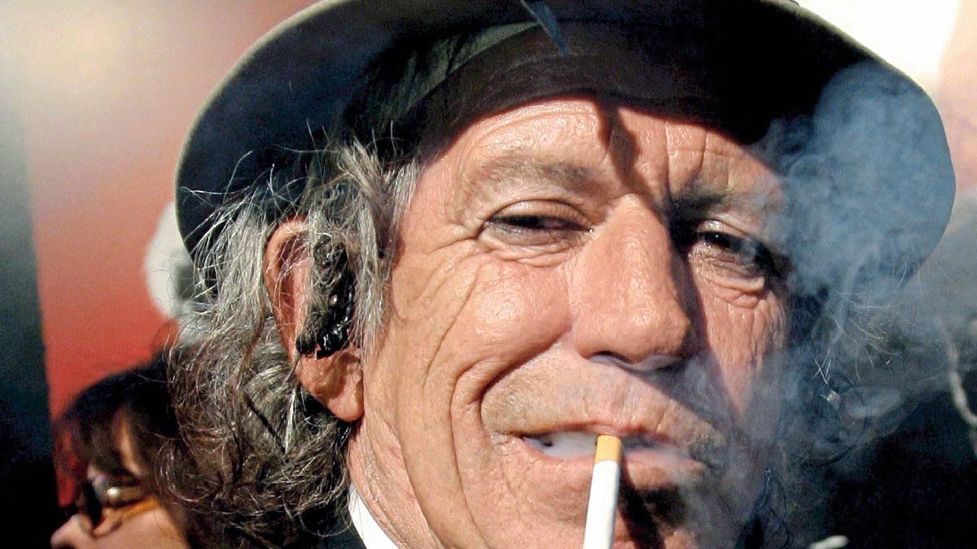 Keith Richards beim Rauchen
