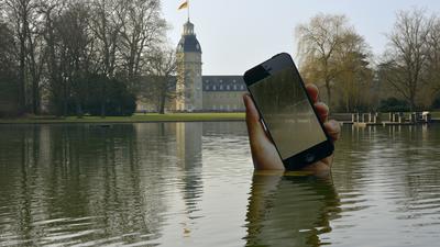 Nicht aus der Stadt wegzudenken: Die IT-Wirtschaft zählt zu den wichtigsten Standbeinen Karlsruhes. Die monumentale Hand mit Smartphone von Aram Bartholl im Schlossgarten führt Kunst und Alltag zusammen.