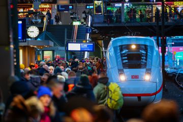 Zahlreiche Reisende warten am Freitag auf einem vollen Bahnsteig am Hamburger Hauptbahnhof auf ihren Zug.