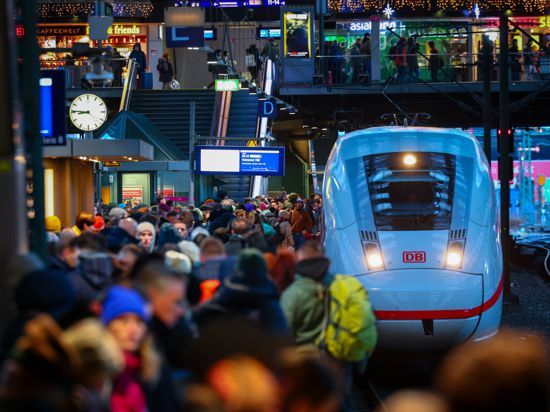 Zahlreiche Reisende warten am Freitag auf einem vollen Bahnsteig am Hamburger Hauptbahnhof auf ihren Zug.
