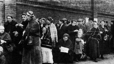 Frauen stehen 1923 in einer langen Schlange für Lebensmittel an.