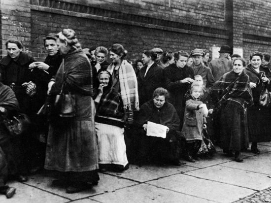 Frauen stehen 1923 in einer langen Schlange für Lebensmittel an.