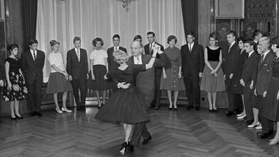 Paare in einem Anfängerkurs in einer Tanzschule der Wirtschaftswunderzeit.