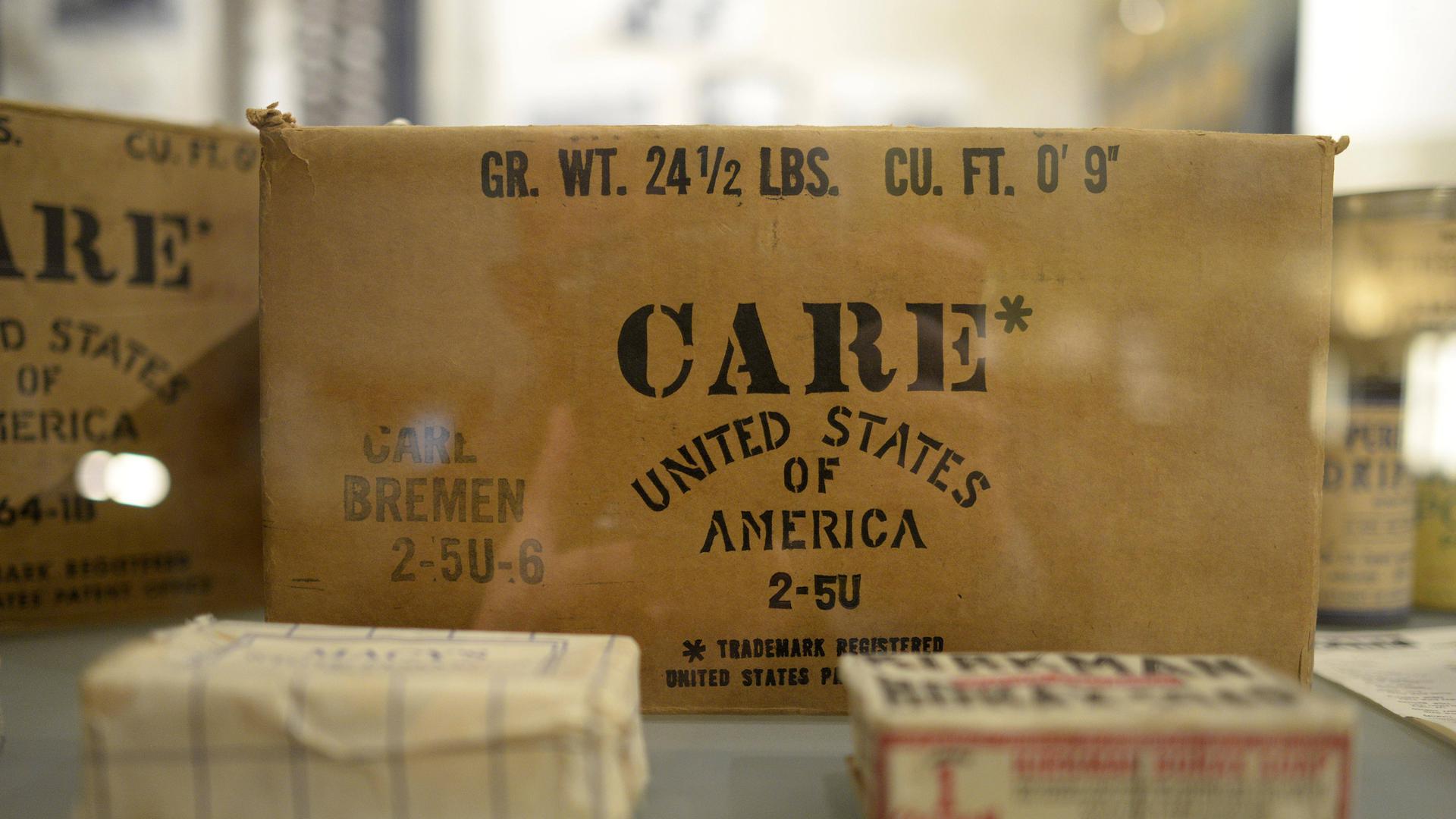 Ein Paket mit der Aufschrift „Care. United States of America“.