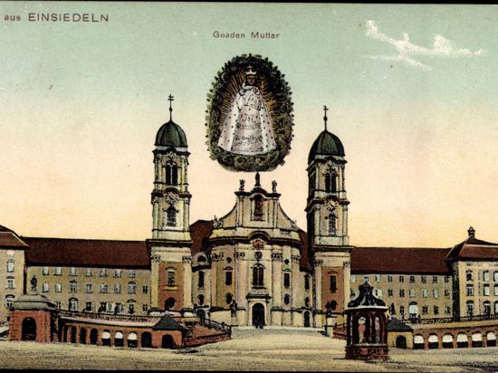 Eine Postkarte von 1905 zeigt den Wallfahrtsort Maria Einsiedeln in der Schweiz.