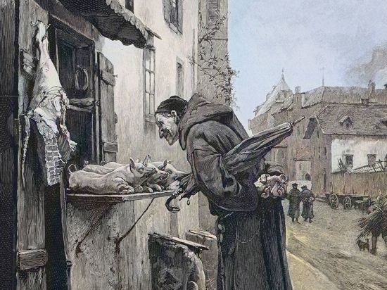 Alter Mönch steht zur Fastenzeit sehnsüchtig vor einem Metzgerladen und betrachtet drei Spanferkel.