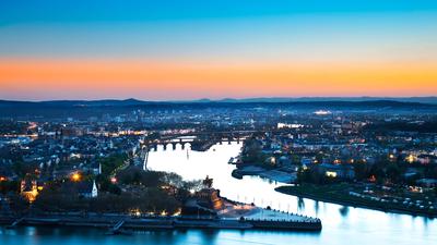 Blick auf Koblenz und das Deutsche Eck im letzten Abendlicht