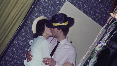 Ein Mann küsst eine Frau in den 1950er Jahren.