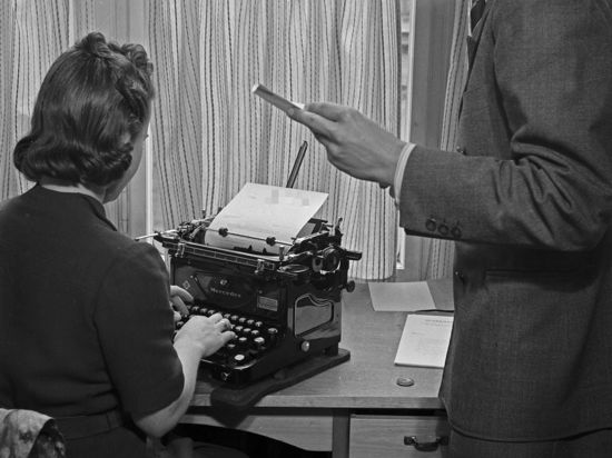 Eine Frau sitzt in den 1940er Jahren an einer Schreibmaschine.