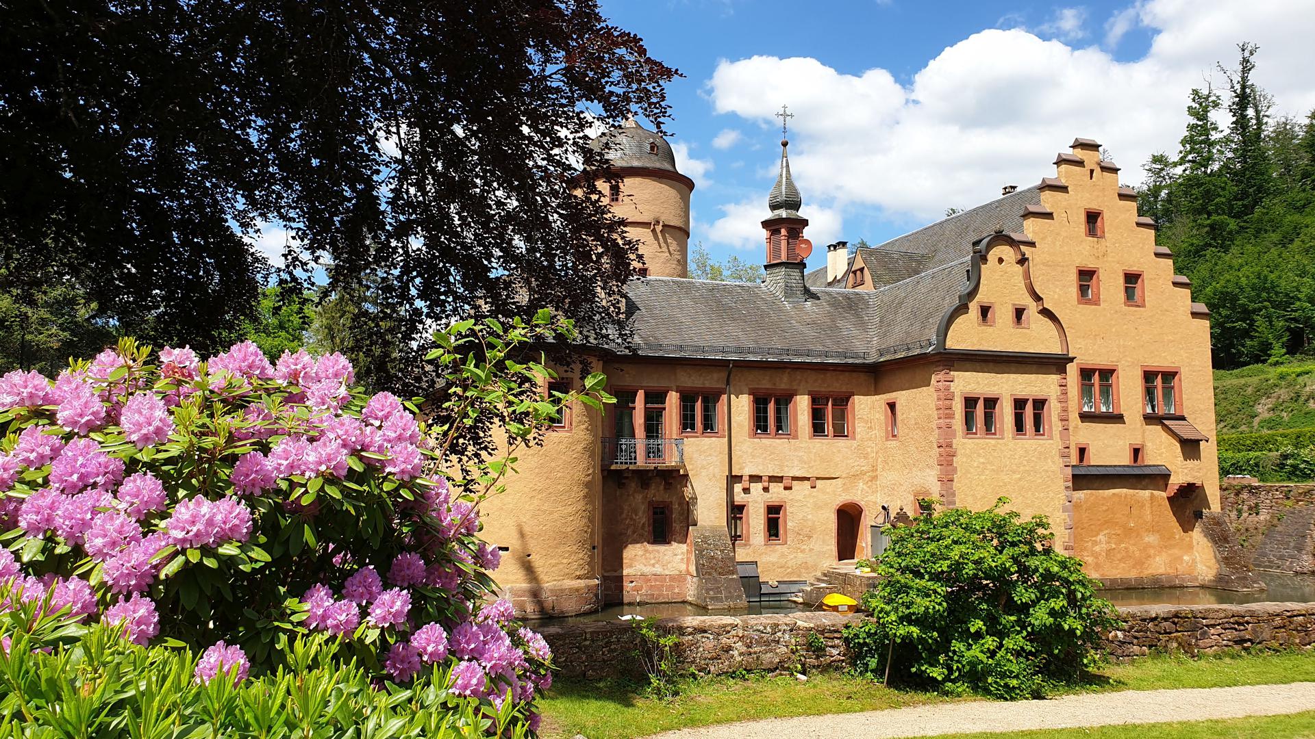 Ein Schloss wie aus dem Märchen: das Wasserschloss von Mespelbrunn unweit von Aschaffenburg. Das verträumte Anwesen ist eine der wichtigsten Sehenswürdigkeiten im Spessart. 