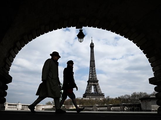 Passanten gehen auf der Brücke «Pont de Bir-Hakeim», mit Blick auf den Eiffelturm. 
