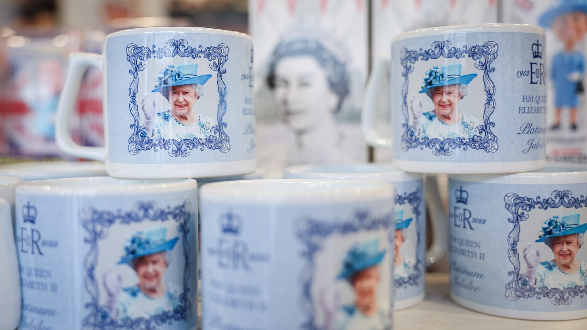 Tassen mit dem Bildnis von Queen Elizabeth II. werden in einem Souvenirshop nahe dem Buckingham Palace angeboten. Die britische Königin Elizabeth II. ist am 08.09.2022 im Alter von 96 Jahren gestorben. 