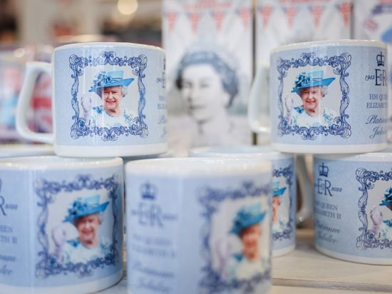 Tassen mit dem Bildnis von Queen Elizabeth II. werden in einem Souvenirshop nahe dem Buckingham Palace angeboten. Die britische Königin Elizabeth II. ist am 08.09.2022 im Alter von 96 Jahren gestorben. +++ dpa-Bildfunk +++