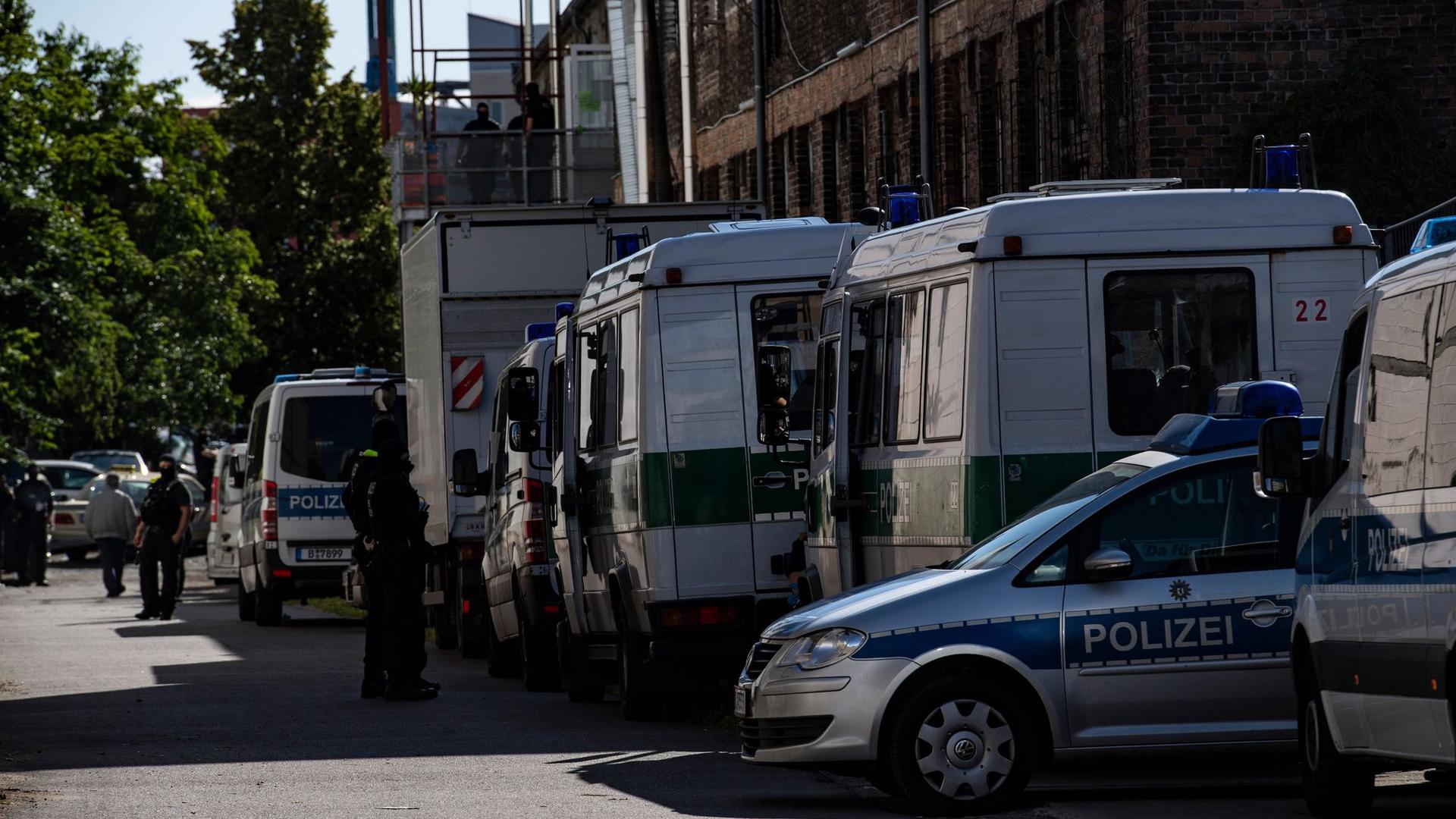 In Berlin durchsucht die Polizei Räumlichkeiten.