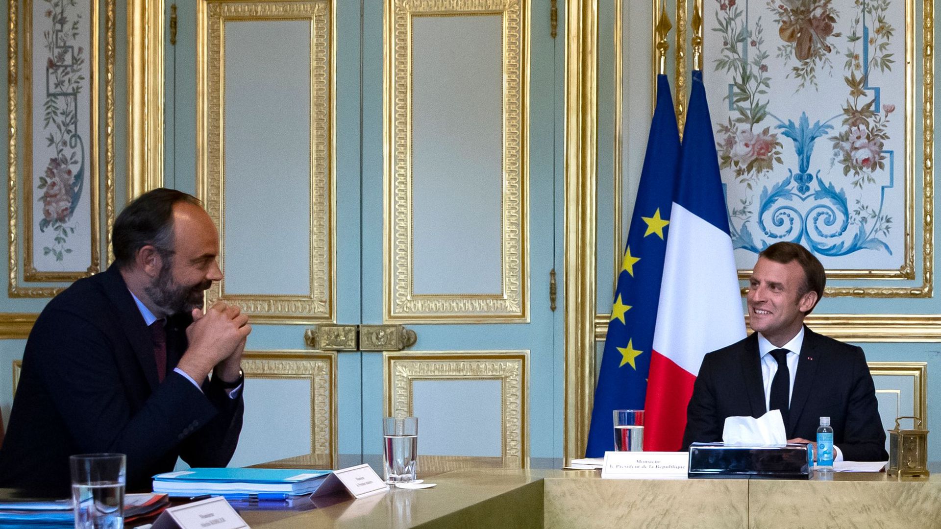 Emmanuel Macron, Präsident von Frankreich, spricht am 2. Juli mit Edouard Philippe. Die französische Regierung unter Premierminister Édouard Philippe ist komplett zurückgetreten. Nun gibt es ein neus Kabinett.