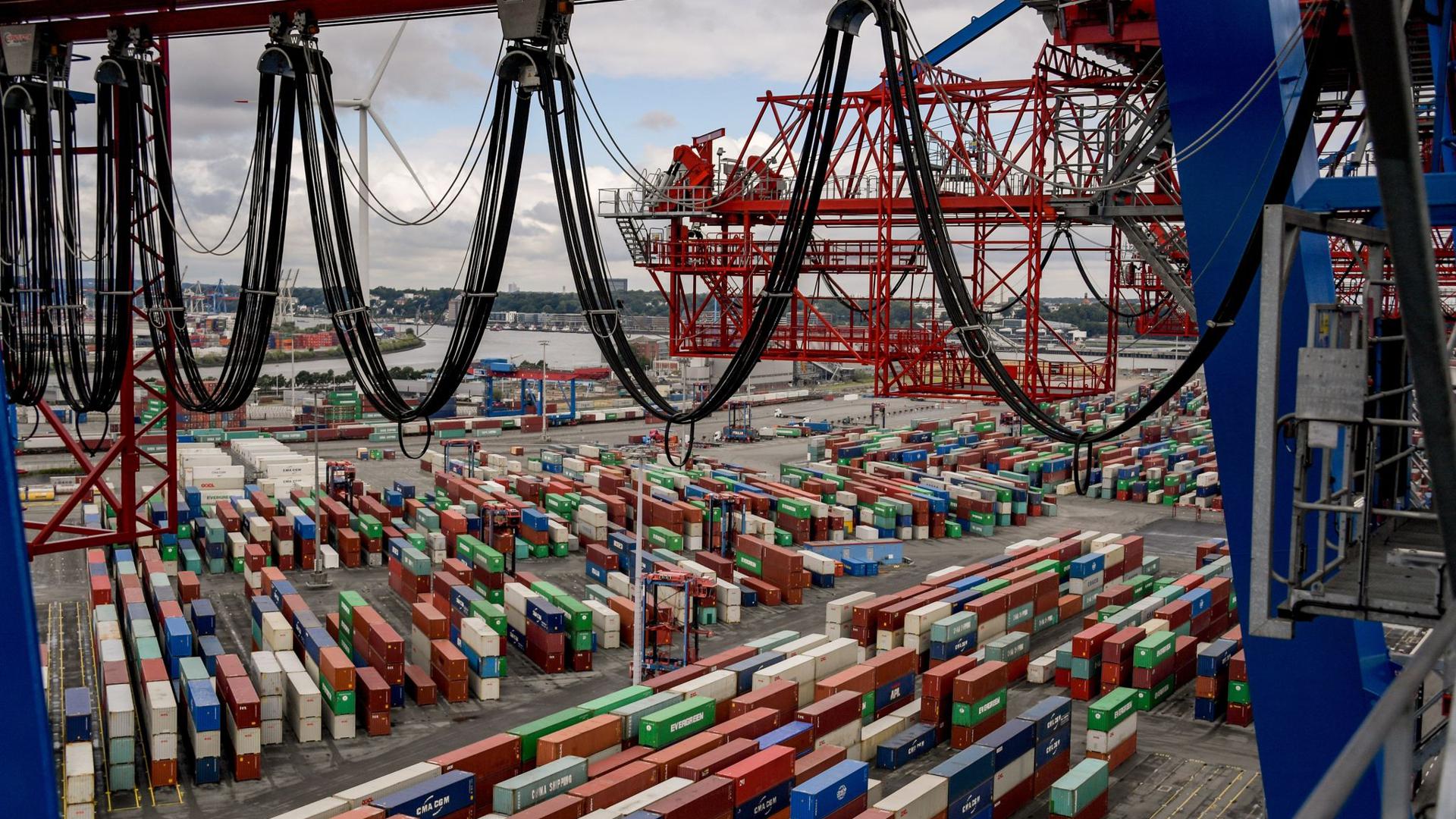 Container liegen zur Abfertigung am Containerterminal im Hamburger Hafen. Die Wirtschaft wird nach der Prognose der EU-Kommission noch stärker einbrechen, als bislang angenommen.