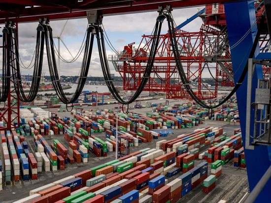 Container liegen zur Abfertigung am Containerterminal im Hamburger Hafen. Die Wirtschaft wird nach der Prognose der EU-Kommission noch stärker einbrechen, als bislang angenommen.