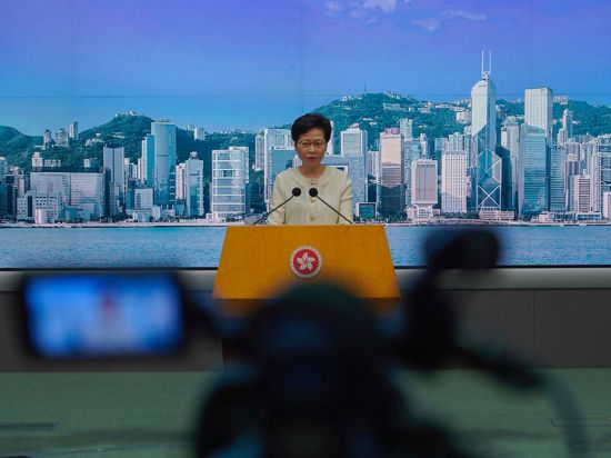 Hongkongs Regierungschefin Carrie Lam hat eine rigorose Umsetzung des umstrittenen Sicherheitsgesetzes angekündigt.