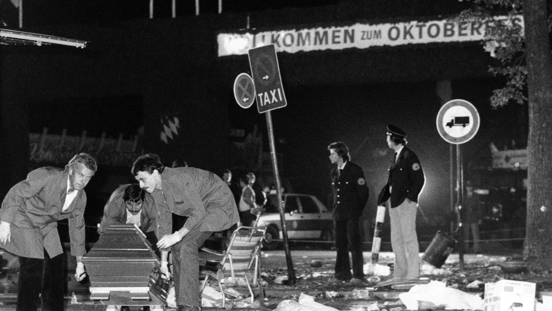 Nach dem Anchlag am 26. September 1980 wird ein Sarg vom verwüsteten Tatort auf dem Oktoberfest getragen.