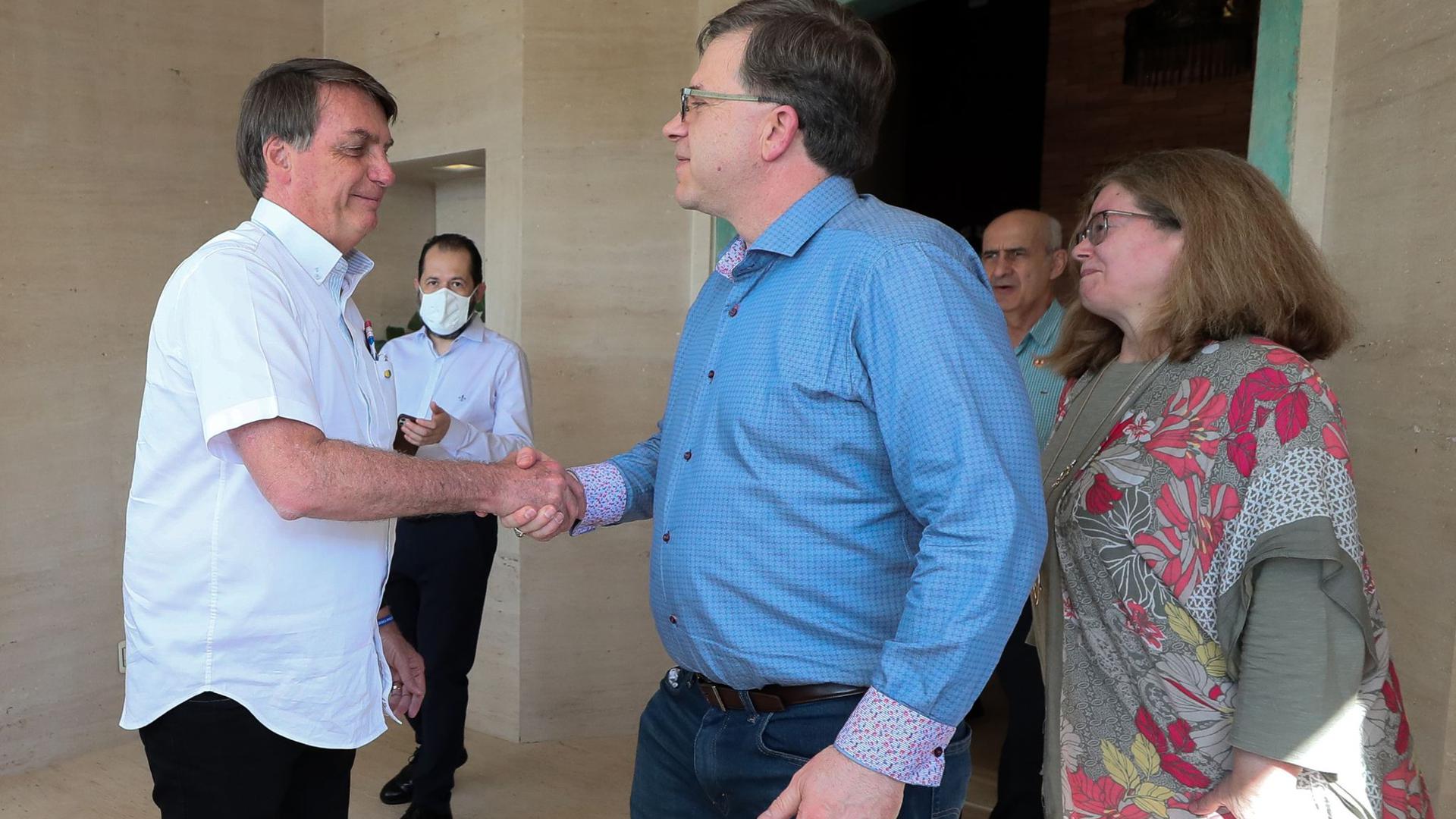Am 4. Juli schüttelt Jair Bolsonaro (l) Todd Chapman, dem US-Botschafter in Brasilien, noch die Hand.