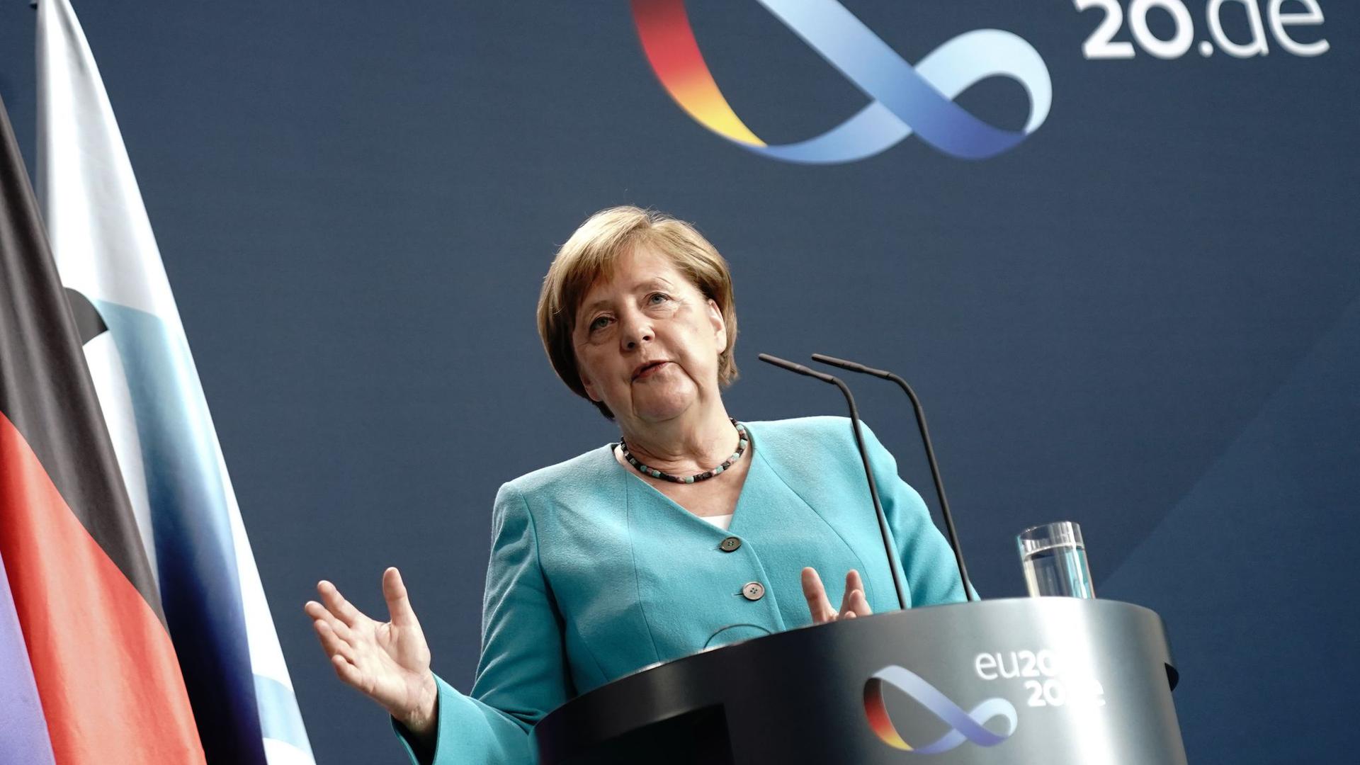 Bundeskanzlerin Merkel gibt am 2. Juli im Foyer des Bundeskanzleramtes eine Erklärung vor der Presse ab.