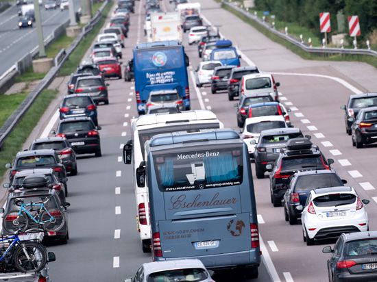 Verkehr auf der Autobahn 8 in Fahrtrichtung München.