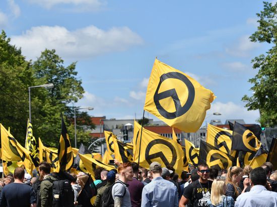 Anhänger der „Identitären Bewegung“ demonstrieren in Berlin (Archiv). Twitter hat Konten der rechtsextremen Gruppierung gesperrt.