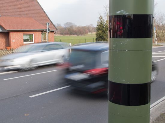 Autos fahren an einem Blitzgerät zur Geschwindigkeitskontrolle vorbei. Wegen eines  Formfehlers in der Straßenverkehrsverordnung sind die neuen Regeln von den Bundesländern vorerst außer Vollzug gesetzt worden.