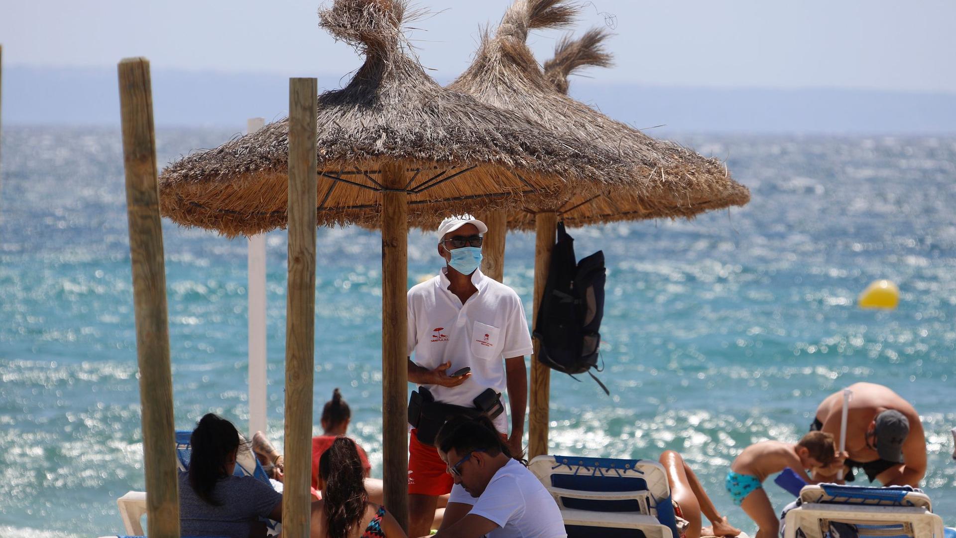 Mallorca hat die Einführung einer strengen Maskenpflicht beschlossen. Alle Menschen müssen in der Öffentlichkeit einen Mund- und Nasenschutz tragen - auch dann, wenn der Sicherheitsabstand gewahrt werden kann.