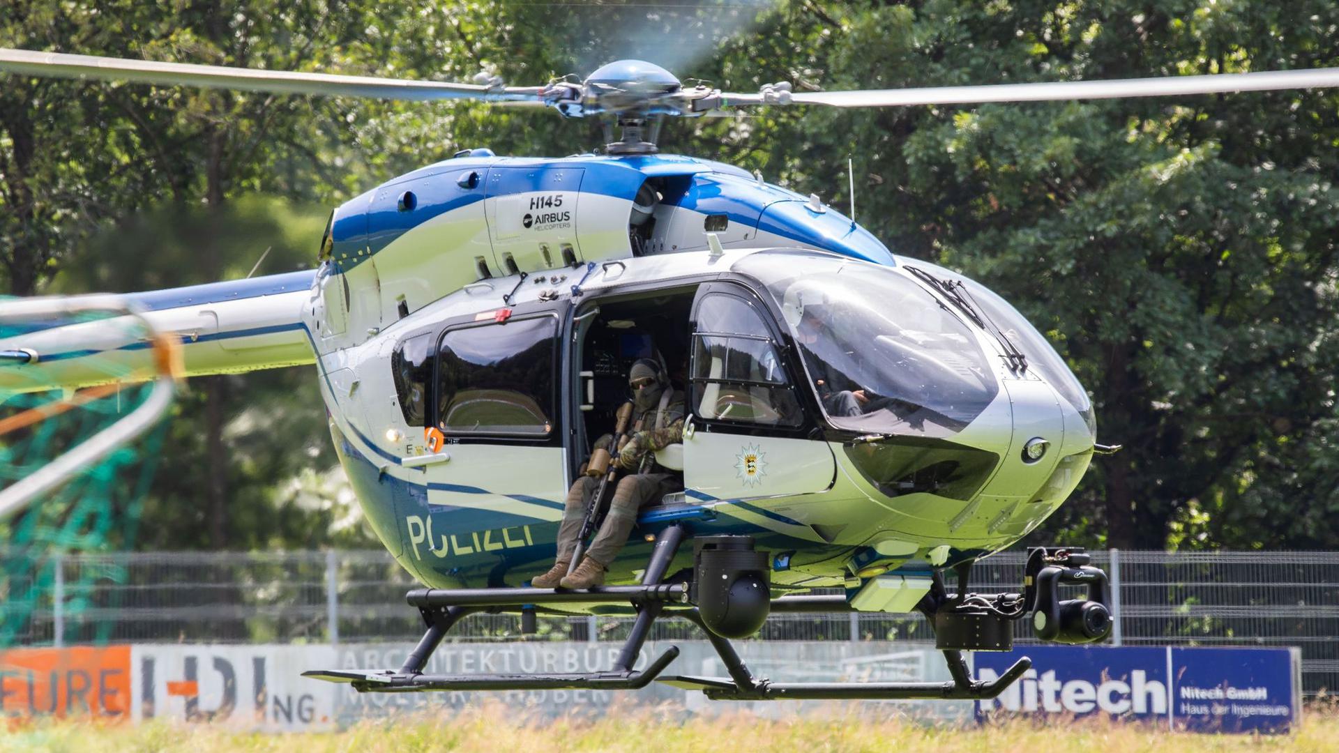 Ein Hubschrauber der Polizei landet nahe der Gemeinde Oppenau auf einem Sportplatz, welcher der Polizei als Sammelpunkt dient.