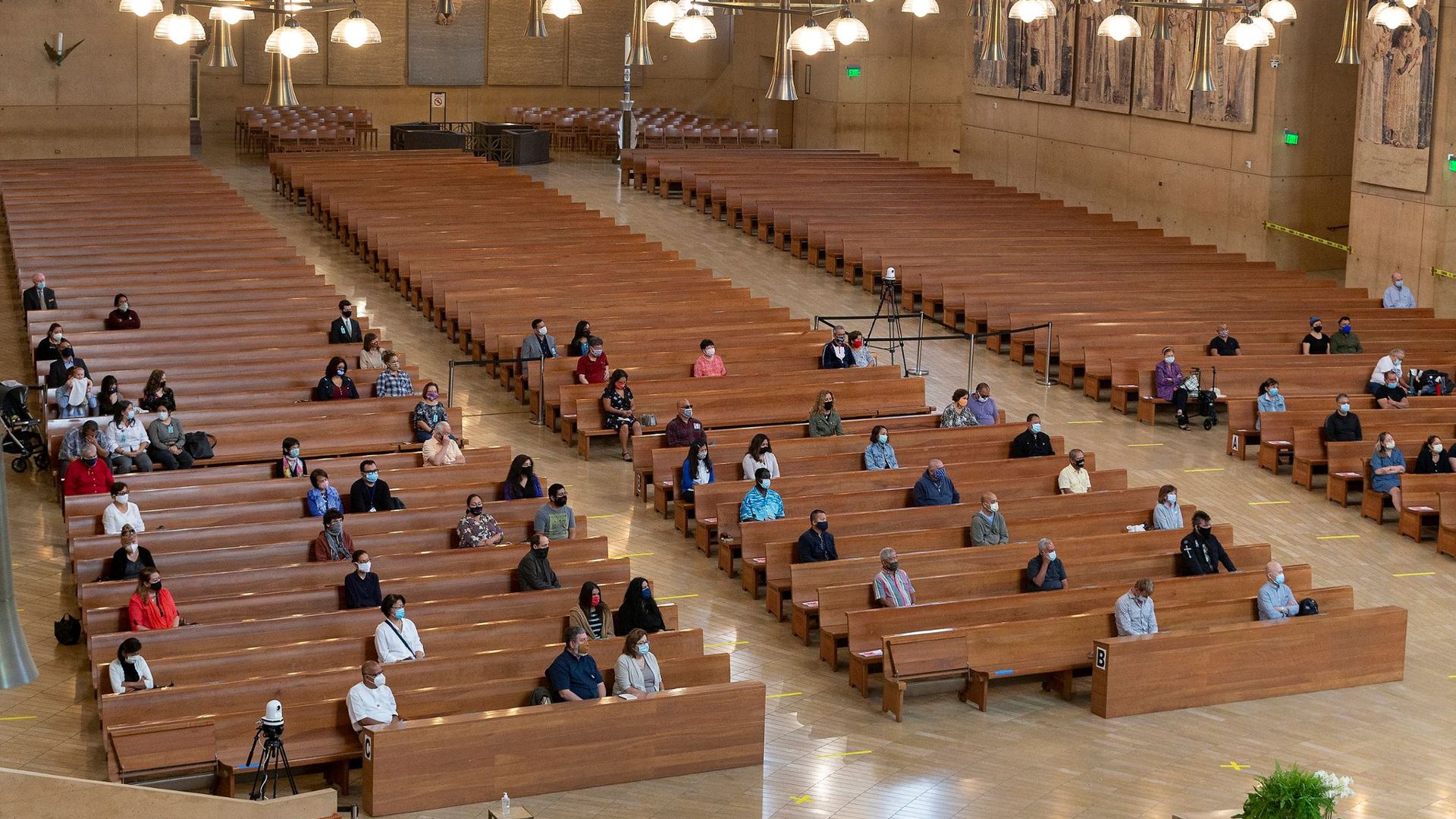 Gläubige sitzen mit Abstand voneinander in einer Kirche in Los Angeles. Kirchen müssen erstmal wieder ihren Betrieb einstellen.