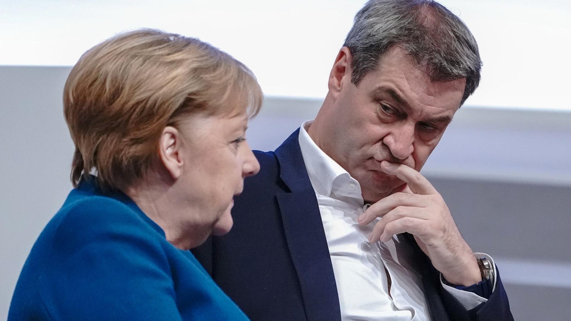 Bundeskanzlerin Merkel spricht mit Markus Söder 2019 beim 32. CDU-Bundesparteitag.