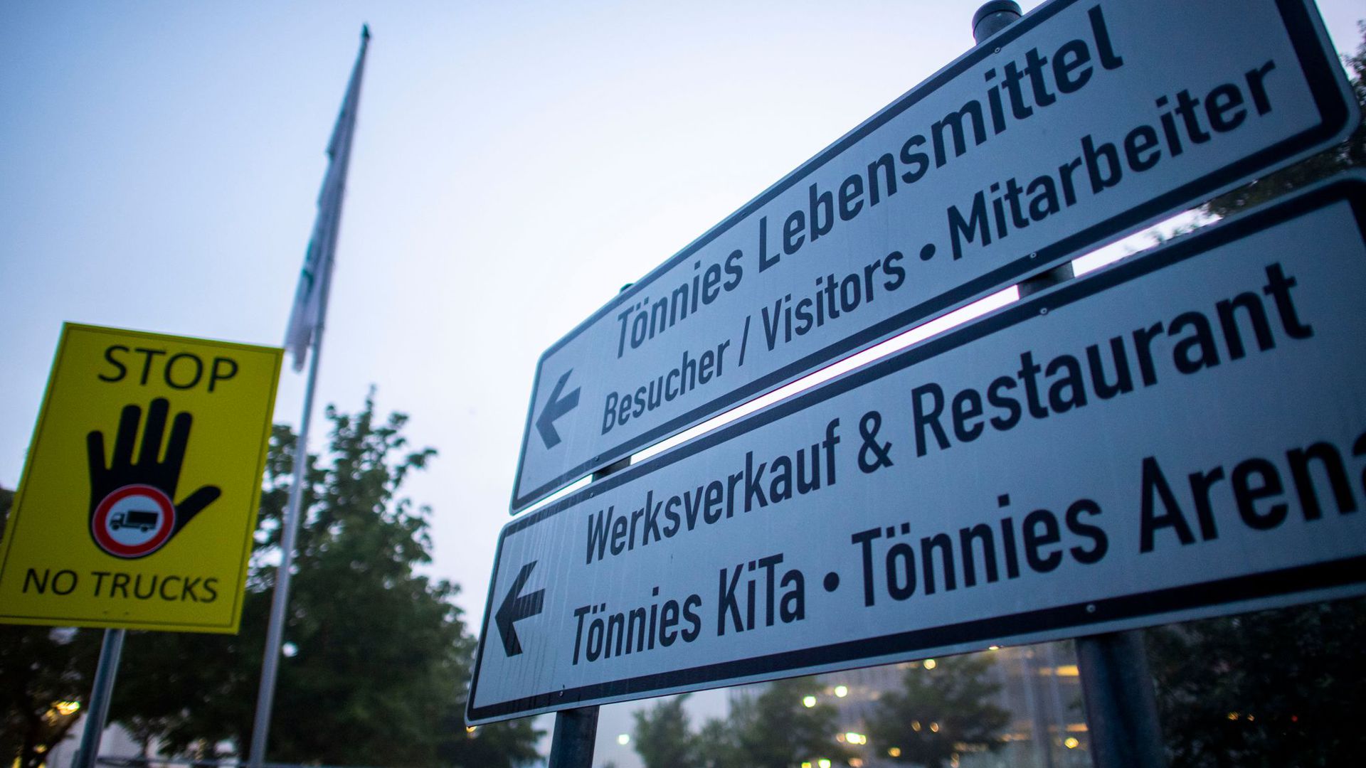 Schilder weisen den Weg zum Hauptgebäude, zu Werksverkauf, Kita und Tönnies Arena auf dem Gelände des Fleischwerks Tönnies.