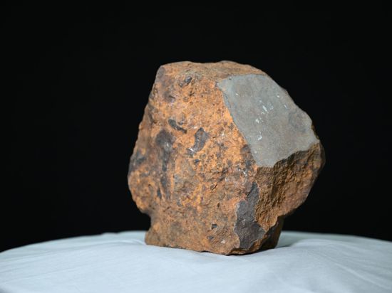 Deutschlands schwerster Steinmeteorit im Planetarium in Laupheim. Der Stein wurde bereits 1989 in Blaubeuren gefunden.