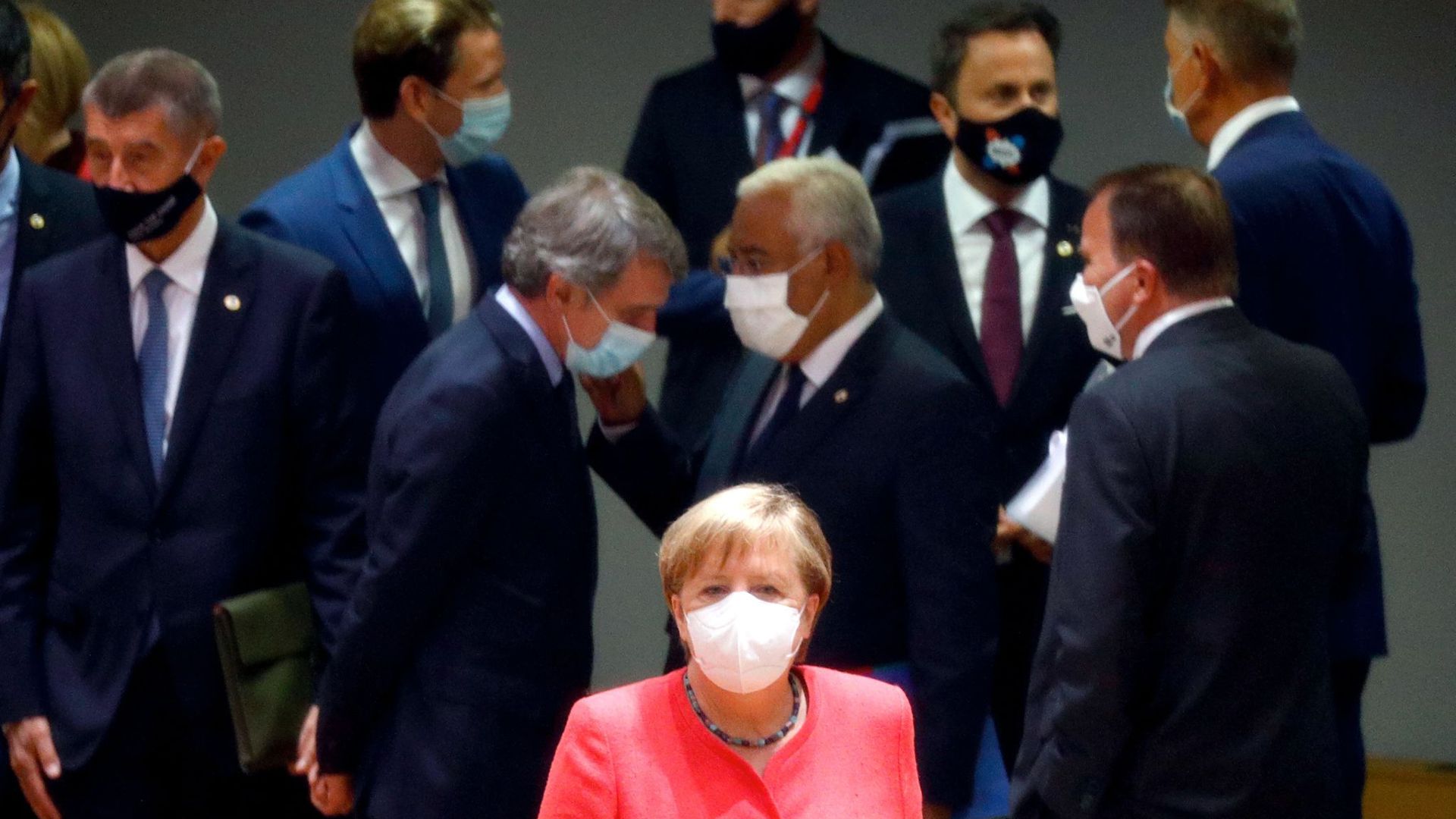 Bundeskanzlerin Angela Merkel trifft zu einem Rundtischgespräch beim EU-Gipfel in Brüssel ein.