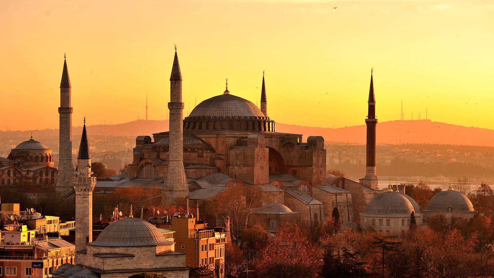 Die Hagia Sopia, aufgenommen kurz nach Sonnenaufgang. Das Istanbuler Wahrzeichen Hagia Sophia - einst Kirche, dann unter den Osmanen eine Moschee und von Republikgründer Atatürk 1934 säkularisiert und zum Museum gemacht - wird ab Freitag wieder als Moschee genutzt.